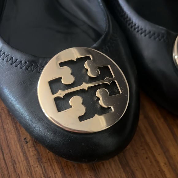Tory Burch Black Gold Medallion Ballet Flats Size 7 - Picture 2 of 6